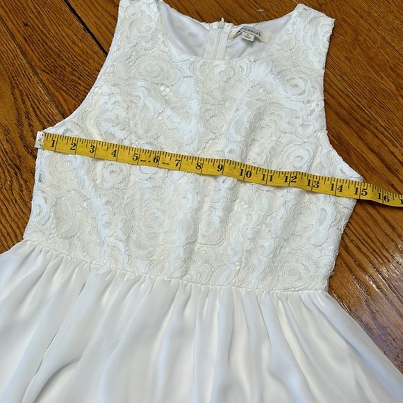 Francesca’s white lace bodice sleeveless mini dress.  Zip back.  Size Small. - Picture 5 of 11
